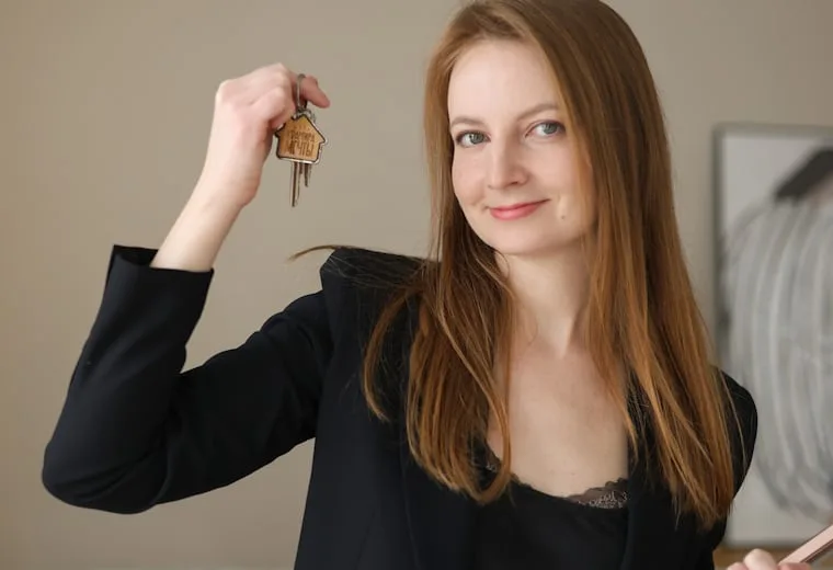 Real estate agent holding a set of house keys